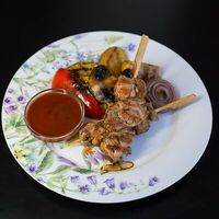 Шашлык из бедра цыпленка с овощами и томатным соусом в Филин