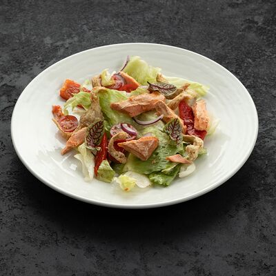 Микс салат с печеными овощами, вешенками и копченой форелью в Асъядор по цене 650 ₽