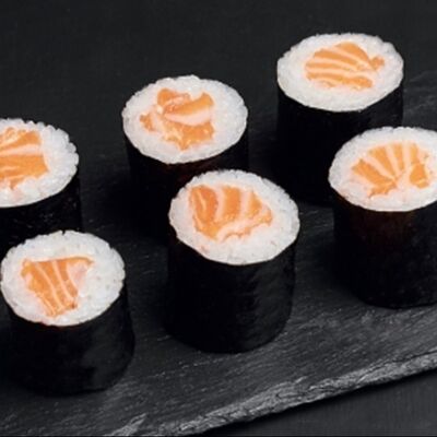 Маки с лососем в WOW SUSHI по цене 415 ₽