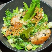 Цезарь азиатский с куриным бедромв Anyway bar & kitchen