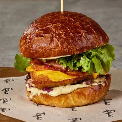 Чикенбургер с хрустящим беконом, томатом и копченым соусом тартар в Terra по цене 27 р.