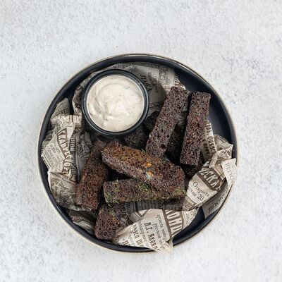 Ржаные чесночные гренки в Pizza & Roll по цене 380 ₽