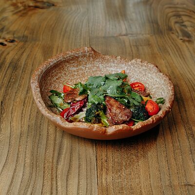 Салат с жареной говядиной в Танцевули по цене 900 ₽