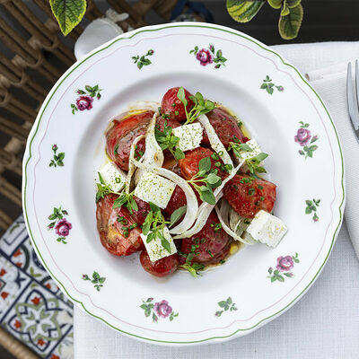 Салат с томатами и имеретинским сыром в MANANA по цене 750