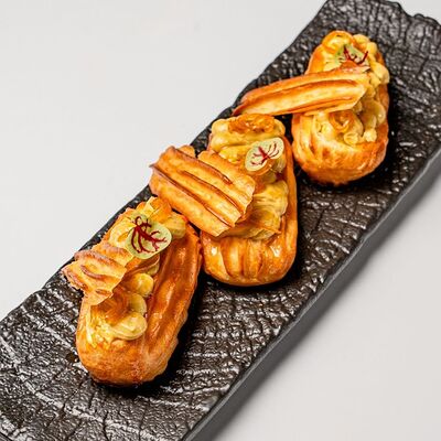 Мини-эклеры с фуа-гра в Гарда бар по цене 1250 ₽