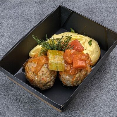 Митболы из индейки с морковью и брокколи с картофельным пюре и кабачками в Гастрономист по цене 325 ₽