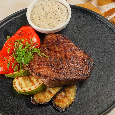 Антрекот с овощами грильв Кофеварня по цене 939 ₽