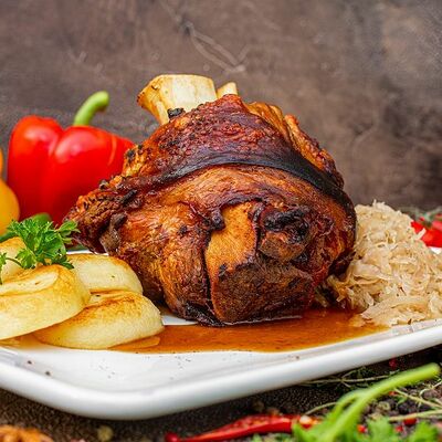 Свиная рулька Швайнхаксе в Paulaner Wirtshaus Polyanka по цене 1650 ₽