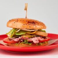 Бургер с рваной говядиной и луковыми кольцами в Afishasushi