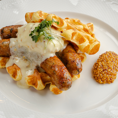 Картофельные вафли, куриная колбаска с беконом, яйцом пашот, сливочно-горчичный соус в Съели Сумели по цене 800 ₽