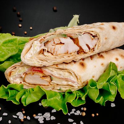 Шаурма с курицей на углях в УГОЛЬ&МЯСО по цене 385 ₽