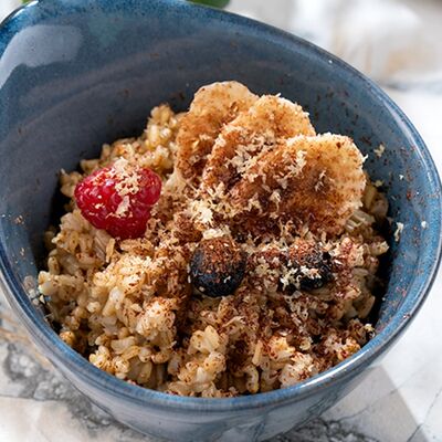 Цельнозерновая овсяная каша с ягодами, бананом, орехом и шоколадом в Мясо & Рыба по цене 290 ₽