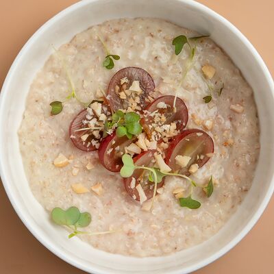 Овсяная каша с винoградом и орехами в CRAFT COFFEE по цене 430 ₽