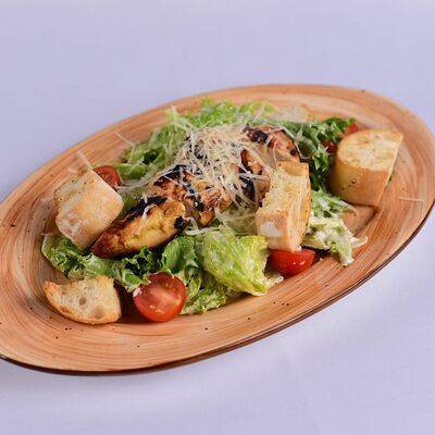 Листья салата с заправкой Цезарь в FABRIKA по цене 340 ₽