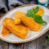 Сулугуни, жаренный с клюквенным соусом в Версаль