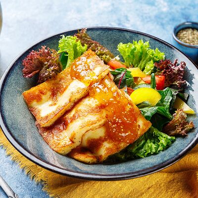 Салат с халлуми в Греки Здесь по цене 590