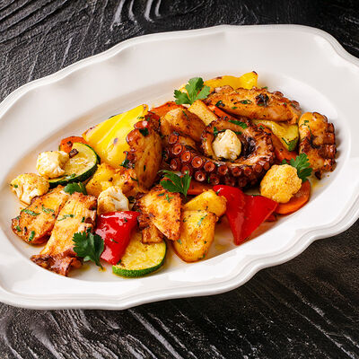 Осьминог с овощами в Ginza по цене 3990 ₽