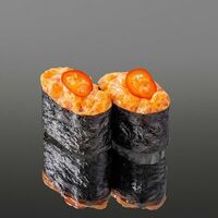 Гункан с лососем в OUGI