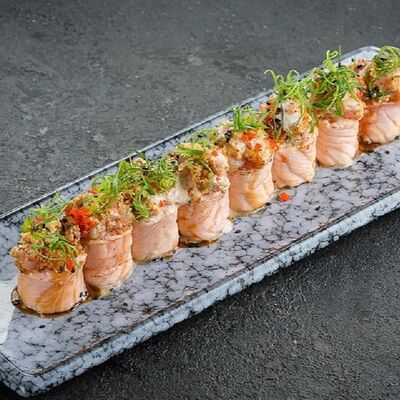 Опаленный с лососем и острым тунцом в Ikigai по цене 950 ₽