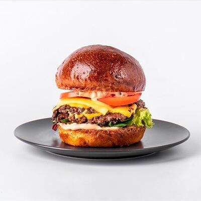 Классический чизбургер в Coco по цене 3900 ₸