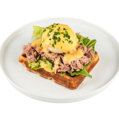 Вафли с тунцом, яйцом и голландским соусомв Ромбаба по цене 575 ₽
