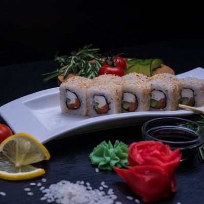 Ролл Филадельфия в кунжуте в Sushi & Susi по цене 526 ₽