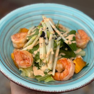 Салат с тигровыми креветками и манго под соусом биск в Бальзамин по цене 730 ₽