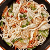 Яичная лапша с курицей и овощами в остром фирменом соусе в Севан ролл
