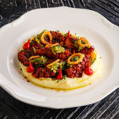 Осьминог с чоризо на картофельном муссе в Ginza по цене 4190 ₽