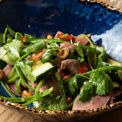 Салат с битыми огурцами и говядиной в Wine and Whiskey by Simple по цене 750 ₽