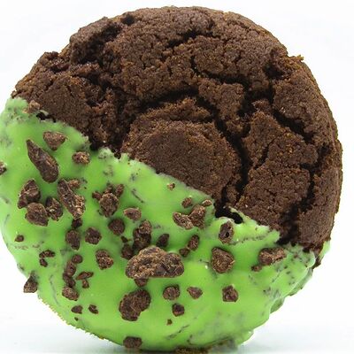  Вупи Пай с матчей и шоколадом в Стикер кофе по цене 398 ₽