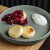 Сырники с вишневым вареньем и сметаной в Мона по цене 660