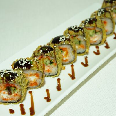 Горячий ролл с лососем в СУШИSELL по цене 642 ₽