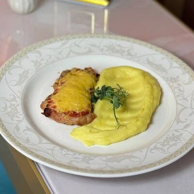 Пюре с куриной отбивной в Винни Пух по цене 650 ₽