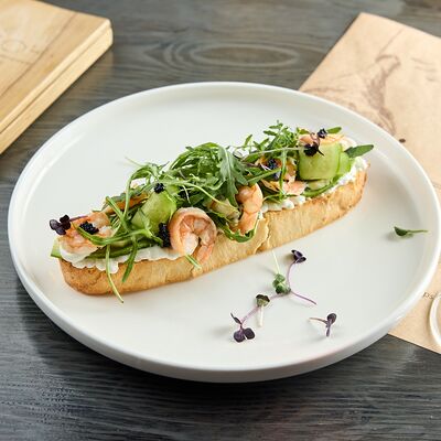 Брускетта с креветками, авокадо, руколой и сливочным сыром в Restobar Бекон по цене 700 ₽