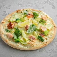 Пицца с копченым лососем и цукинив Peperoni