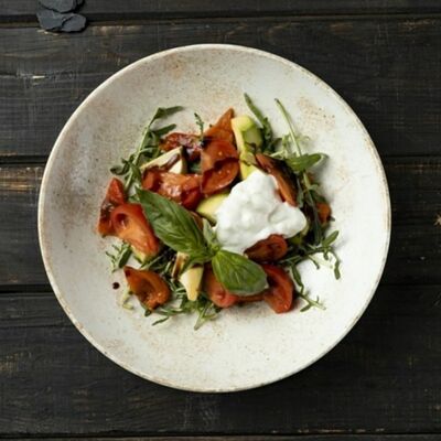 Салат с узбекскими помидорами и страчателлой в Сытый Лось по цене 640 ₽