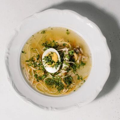 Куриный суп с лапшой и яйцом в Эклерная по цене 350 ₽