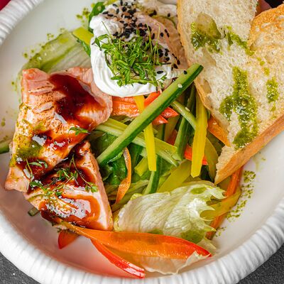 Салат с лососем, соусом терияки и яйцом пашот в OPERALounge Новый центр по цене 840 ₽