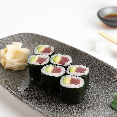 Маки с тунцом и авокадо в Under the sea по цене 750 ₽