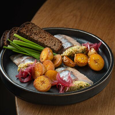 Сельдь с молодым картофелем в Джимми Чу по цене 660 ₽
