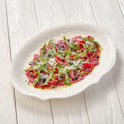 Карпаччо из говядины в Пармезан по цене 725 ₽