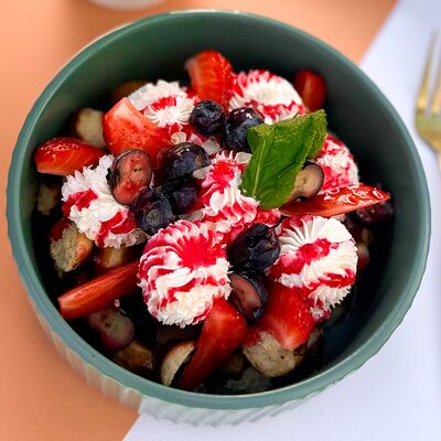 Гонконгская вафля Ягодный бум в Wow Tortik по цене 590 ₽