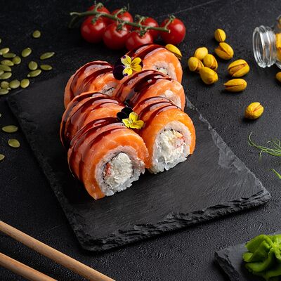 Ролл Филадельфия Lux с копченым лососем и крабом в Самурай SUSHI PREMIUM по цене 695 ₽