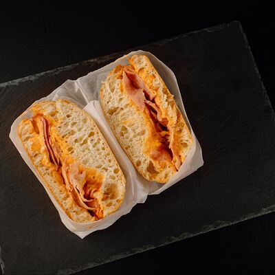 Хлеббер с ветчиной и сыром в Evecta Ловозеро по цене 449 ₽