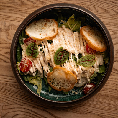 Цезарь с цыпленком 175гр в Polla Vina по цене 590 ₽