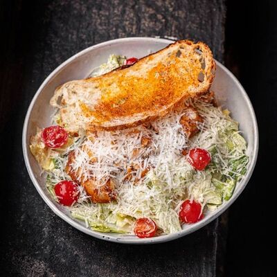 Цезарь с цыпленком гриль и пармезаном в Техникум по цене 790 ₽