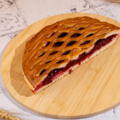 Половина пирога с брусникой и яблоком в Буханка по цене 508 ₽