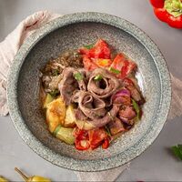 Салат с пастрами из говядины и овощами гриль в Куркума
