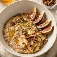 Безлактозная каша с грушей, медом и граноллой в Fatucci Fine Food